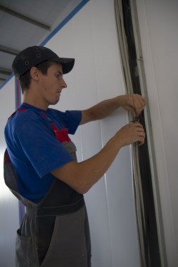 Установка камеры покраски на Заводе по производству дизельных двигателей в Астане (Казахстан)