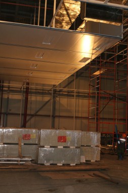 В авиационном центре в Астане ведется возведение стен камеры для окраски самолетов