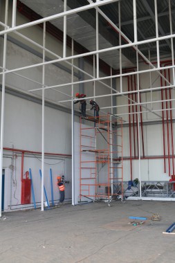 В авиационном центре в Астане ведется возведение стен камеры для окраски самолетов