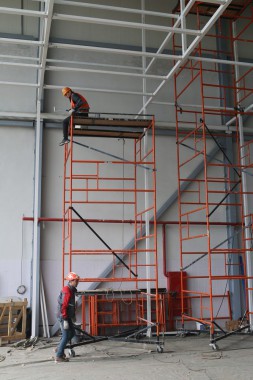 В авиационном центре в Астане ведется возведение стен камеры для окраски самолетов