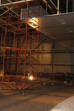 В авиационном центре в Астане ведется возведение стен камеры для окраски самолетов