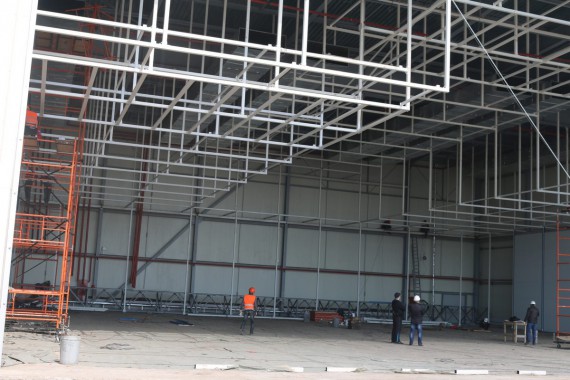 В авиационном центре в Астане ведется возведение стен камеры для окраски самолетов