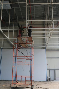 В авиационном центре в Астане ведется возведение стен камеры для окраски самолетов