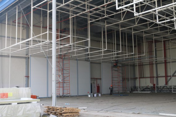 В авиационном центре в Астане ведется возведение стен камеры для окраски самолетов