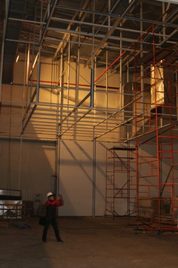 В авиационном центре в Астане ведется возведение стен камеры для окраски самолетов