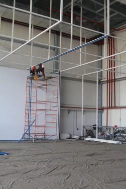 В авиационном центре в Астане ведется возведение стен камеры для окраски самолетов