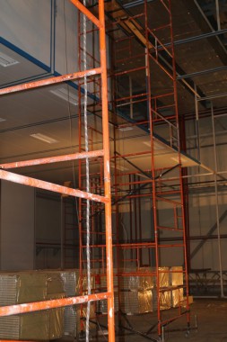 В авиационном центре в Астане ведется возведение стен камеры для окраски самолетов