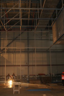 В авиационном центре в Астане ведется возведение стен камеры для окраски самолетов