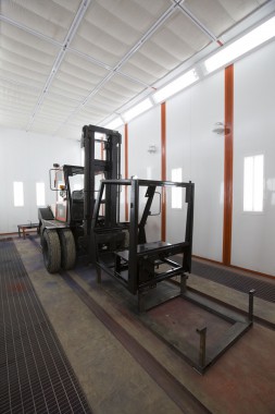 В г. Невьянске (Свердловская область) состоялся запуск покрасочно-сушильной камеры для погрузчиков