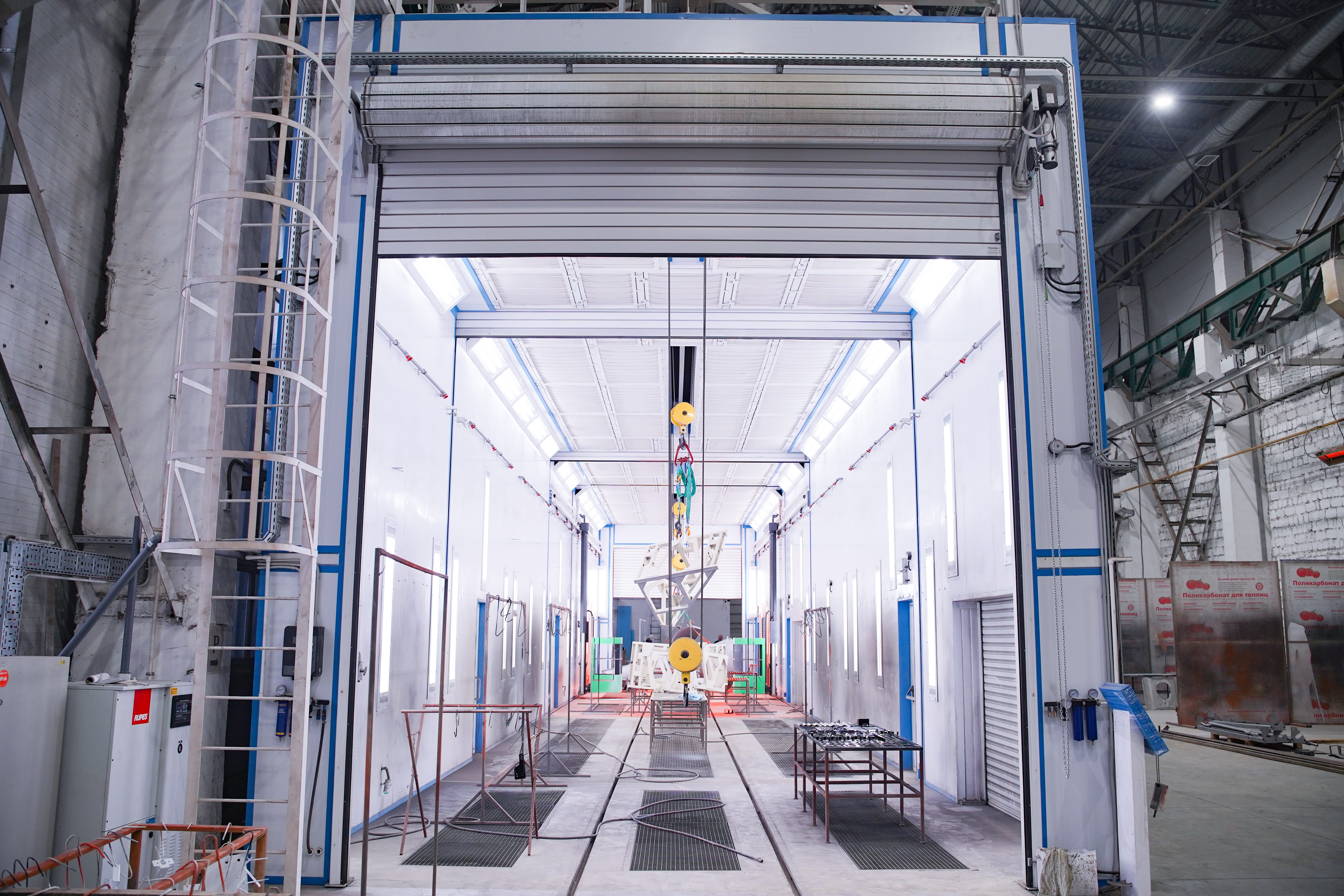 окрасочная камера с конвейером